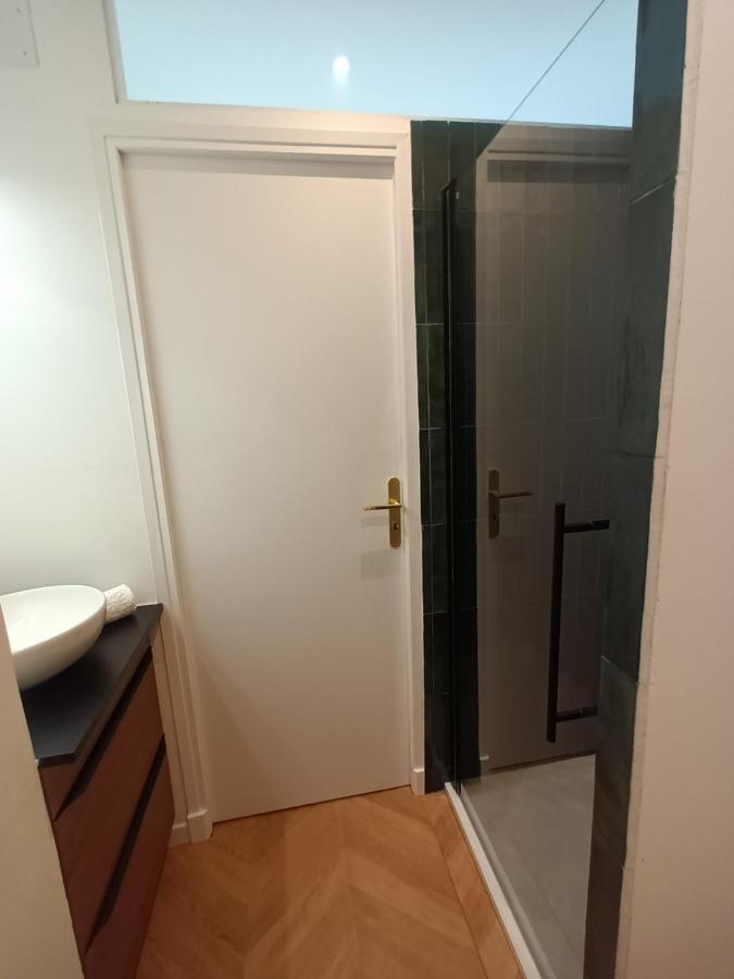 Paris Balcony Top Floor Room المظهر الخارجي الصورة